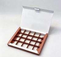 Boîte cadeau en carton alimentaire avec couvercle rabattable et compartiments divisés pour chocolats, bonbons et confiseries