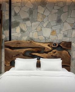 Tête de lit artisanale en bois massif avec résine époxy transparente, design rustique moderne, finition à l'ancienne - Product Image 6