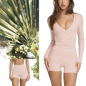 Ensemble de yoga rose 2 pièces : short taille haute et body torsadé sans couture à manches longues et col en V profond, couleur unie, extensible, tenue de sport - Product Image 3