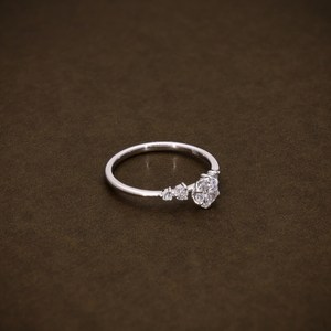 Anillo de Compromiso con Diamante Redondo Creado en Laboratorio, Anillo de Cinco Diamantes con Diamantes en la Banda, Anillo de Diamantes Certificado, Oro de 18K - Product Image 4