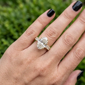 Elegante Anillo de Diamante Cultivado en Laboratorio de 4CT, Corte Ovalado, E VVS2 VS1, Chapado en Oro de 18K para Mujer, Certificado IGI, Diseño de Halo Oculto con Pavé - Product Image 4