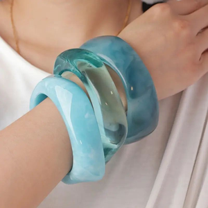 Juego de Brazaletes de Moda para Mujer CAZ-0755 de Alta Calidad, Accesorio Destacado con Diseño Moderno y Elegante, Ideal para Fiestas, en Resina - Product Image 2