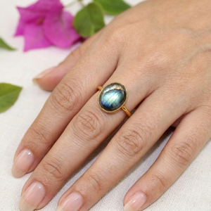Moda moderna labradorita Natural forma ovalada piedra azul fuego anillo de moda 24K chapado en oro latón joyería al por mayor mujeres - Product Image 1
