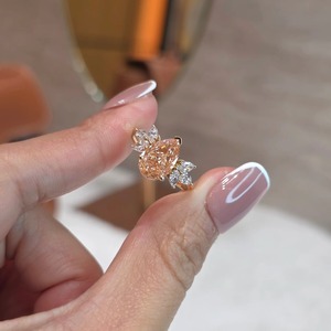 แหวนหมั้นทองคำแท้ 14K ประดับเพชรแฟนซีสีชมพูส้มทรงลูกแพร์ 2 กะรัต เพชรเลี้ยงในห้องปฏิบัติการ ดีไซน์หรูหรา พร้อมเพชรทรงมาร์คีส์ฝังข้างแบบหนามเตย - Product Image 2