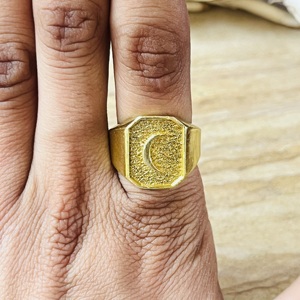 Bague Chevalière de Luxe au Design Céleste en Laiton pour Hommes, Plaqué Or 18 carats, Bijoux Lune, Bague Géométrique pour le Petit Doigt, Vente en Gros/OEM/ODM - Product Image 3