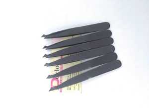 Pince à épiler sourcils en acier inoxydable noir mat à pointe angulaire, logo personnalisé, pointe fine et précise pour l'épilation des sourcils - Product Image 2