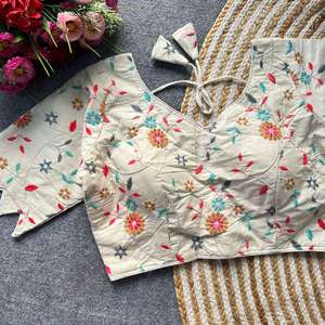 Blouse prête-à-porter en coton Khadi, entièrement brodée par des artisans, entièrement cousue. - Product Image 1