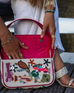 Sac bandoulière à rabat en toile noir multicolore avec perles de verre géométriques abstraites et motif patchwork vibrant - Product Image 5