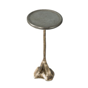 Mesa de Centro Redonda de Latón Antiguo con Bandeja Superior Grabada y Patas Metálicas, Estilo Florentino Dorado, Glamour Costero, Transicional - Product Image 2