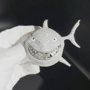 จี้เพชรโมอิสซาไนต์รูปฉลาม TAURUS JEWELS เงินแท้ 925 ชุบโรเดียม ทรงเหลี่ยมเจียระไนแบบกรงเล็บ สไตล์ฮิปฮอป เหมาะสำหรับทั้งชายและหญิง - Product Image 1