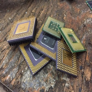 เศษเซรามิกจากโปรเซสเซอร์ CPU ที่รีไซเคิลได้ สำหรับการแปรรูปขยะอิเล็กทรอนิกส์ในอุตสาหกรรม การกู้คืนเศษอิเล็กทรอนิกส์ และการกลั่นโลหะ - Product Image 1