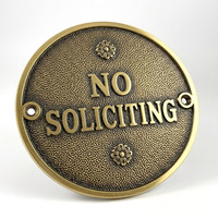 Plaque de porte personnalisée en zinc plaqué or, avec lettres modernes rondes imprimées UV et logo en creux, pour signalisation 'Interdiction de solliciter'