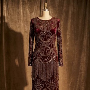 Vestido Largo de Noche de Alta Gama en Terciopelo Rojo Vino con Cuentas de Cristal y Borlas, Proveedor Mayorista - Product Image 1