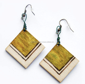 Pendientes colgantes de madera y resina hechos a mano, diseño floral con concha de perla y acentos de ratán para mujer, gran oferta - Product Image 1