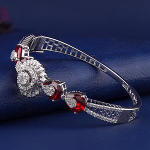Brazalete de Plata 925 con Diamantes y Halo de Rubí en el Centro, Brazalete de Lujo para Mujer - Product Image 3