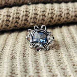 Anillo de latón con topacio azul de Londres y diseño floral, chapado en plata, estilo bohemio, venta al por mayor para mujer - Product Image 1