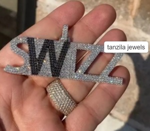 Colgante con nombre de Swizz helado personalizado Plata de Ley 925, joyería de hip hop con diamantes de moissanita, colgante personalizado - Product Image 1