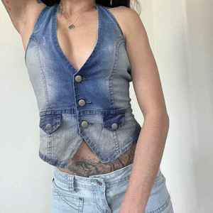 Top Corto de Mezclilla para Mujer, Corte Entallado, Sin Mangas, Lavado Claro, Ecológico y Transpirable, con Detalles de Costura, Marca Solid International - Product Image 5