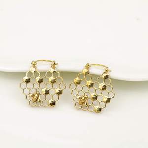 Pendientes de Aro Hexagonales con Diseño de Abeja, Chapados en Oro, Unisex, Modernos, Regalo Cristiano, Joyería - Product Image 4