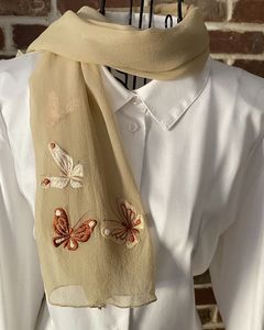 Accessoire de mode : Bordure de hijab et voile à motif floral violet mauve, broderie machine, bord festonné, vente en gros - Product Image 5