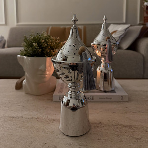 Brûle-encens élégant en argent avec motifs découpés complexes et une élégante touche de pompon pour la fragrance et la décoration de la maison - Product Image 2