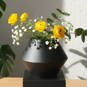 Vase géométrique moderne noir mat, pot de fleurs en métal architectural nordique, base carrée minimaliste, ornement artistique de bureau pour la décoration - Product Image 6