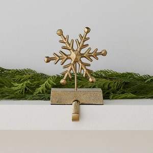 Centro de Mesa Navideño de Aluminio y Madera con Diseño Moderno, Creando una Celebración Invernal de Lujo con un Brillante Diseño de Piñas - Product Image 3