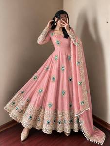 Ensemble de robe en soie rose Fendy pour femmes, broderie de paon, longueur cheville, tenue de mariage traditionnelle, style Inde Pakistan, séchage rapide - Product Image 3