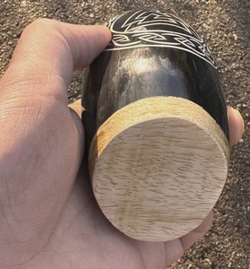 Vaso Artesanal Ecológico de Cuerno de Búfalo con Símbolo de Martillo de Thor, Forma Rústica Natural, Obra de Arte Coleccionable, Artesanía Global - Product Image 5