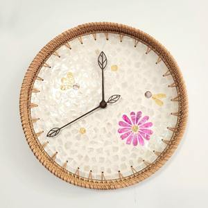 Horloge murale en rotin, horloge analogique artisanale avec cadre en tissage durable, prix avantageux - Product Image 2