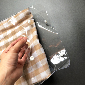 Bolsas de plástico transparentes personalizadas con botones para camisetas, calcetines, ropa y prendas de vestir, organizador colgante para ropa. - Product Image 4