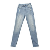 Jeans clásicos de mezclilla para mujer, diseñados para uso casual y comodidad en el día a día.