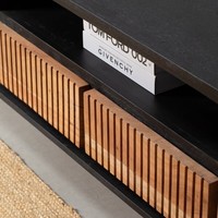 Meuble TV moderne en bois massif Vandana Novara Sierra à deux portes et quatre tiroirs avec étagères
