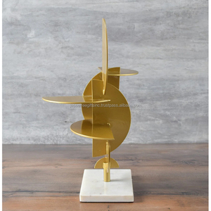 Escultura de hoja de metal con revestimiento de polvo dorado Acabado Diseño medio redondo con base rectangular de piedra blanca para decoración del hogar - Product Image 3
