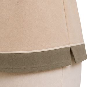 T-shirt décontracté beige olive pour femme à col en V et manches courtes, broderie florale, bordure contrastante, détails boutonnés, vêtements personnalisés en gros - Product Image 5