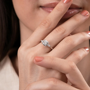 Bague de fiançailles classique à trois pierres en diamant de laboratoire taille coussin avec diamants latéraux en forme de poire, certifiée IGI, bijoux en or 18 carats - Product Image 2