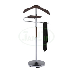 Venta al por mayor uso diario alta calidad poste de madera acero cromado valet ropa soporte perchero nogal OEM ahorro de espacio derribar - Product Image 2