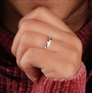 Anillo de Boda con Moissanita de Corte Redondo, Plata de Ley 925 Chapada en Oro, Estilo Minimalista y Apilable - Product Image 4