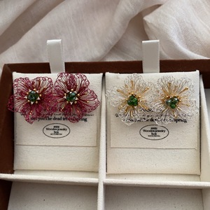 Pendientes de Flores Hechos a Mano, Diseño Francés Elegante y Exclusivo, Joyería Floral Delicada, Regalo Estético Etéreo para Ella - Product Image 3