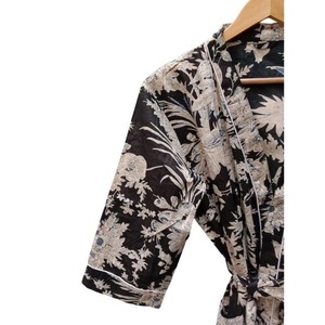 Kimono de Algodón con Estampado de Hojas Tropicales - Bata Larga Blanca con Diseño Botánico - Product Image 3