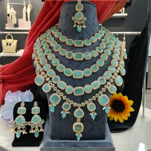 Conjunto de Collar Kundan Indio de Diseño para Novia con Maang Tikka, Impresionante Conjunto de Joyería para Mujeres y Niñas Disponible al Mejor Precio - Product Image 1