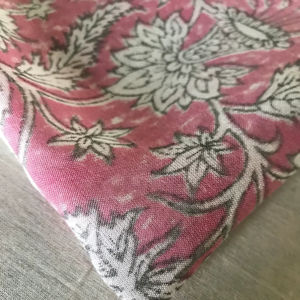 Tissu en coton imprimé à la main – Motif floral Mughal Jaal |   Base rose Rani avec motif blanc - Product Image 2