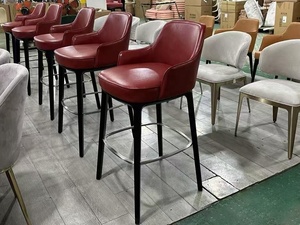 Taburete de Bar Moderno de Lujo en Cuero PU Color Vino Tinto, Silla de Barra Tapizada con Respaldo Alto de Madera Maciza y Reposapiés para Hogar, Bar y Hotel - Product Image 4
