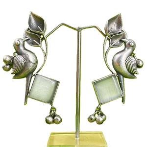 Boucles d'oreilles clous vintage en laiton plaqué argent oxydé, motif oiseau, serti clos avec pierre Monalisa, pour cadeau de mariage - Product Image 1