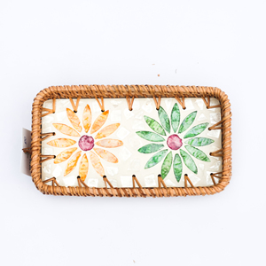Plateau rectangulaire en rotin avec incrustation de nacre et motif de fleur de lotus – Une combinaison de rotin tressé et de nacre - Product Image 1
