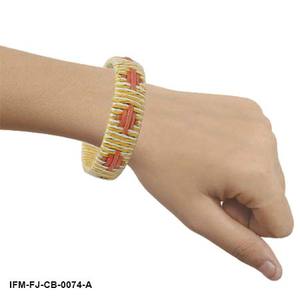 Bracelet tissé Verdan artisanal : Tissage de fils naturels colorés avec élégants accents de corail pour un style tribal - Product Image 2