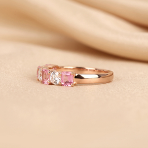 Bague en diamant émeraude avec pierre précieuse rose |   Bague en or 18 carats en forme d'os de vache incurvé |   Bague de mariage en diamant cultivé en laboratoire rond |   Bijoux fins pour femmes - Product Image 3