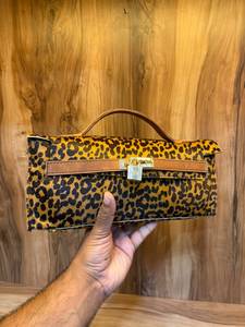 Sac à main élégant pour femme RABADA en cuir véritable, type pochette seau, avec fermeture à loquet, design à bandoulière unique, capacité 1-1,9 L, écologique - Product Image 1