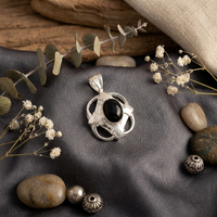 Collier pendentif ovale géométrique en onyx noir fait main 9x11mm, plaqué or 18 carats, sans nickel, chaîne en laiton torsadée, bijoux bohèmes