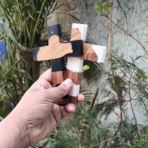 Croix élégante en bois et résine – Cadeau chrétien significatif pour les occasions spéciales à bon prix en provenance d'Inde - Product Image 1